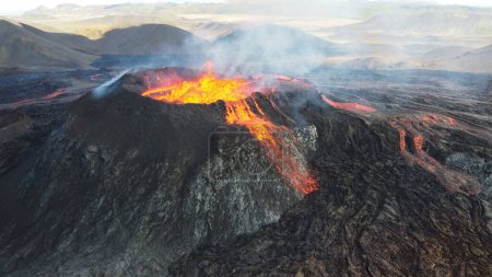 Un paisaje de relámpago en erupción desde el volcán Mauna Loa en Hawai con humo y un cielo nebuloso