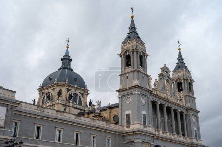 Téléchargez les photos : Les dômes avec croix de la fascinante cathédrale de l'Almudena dans le style gothique à Madrid, Espagne - en image libre de droit