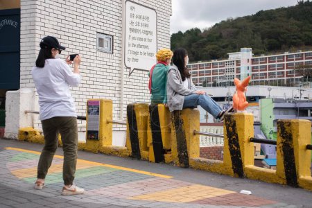 Téléchargez les photos : Les touristes prenant des photos avec le Petit Prince et le renard dans Gamcheon Culture Village - en image libre de droit