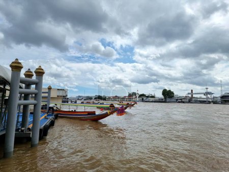 Téléchargez les photos : Un ferry au port sous un ciel nuageux à Phuket, Thaïlande. - en image libre de droit