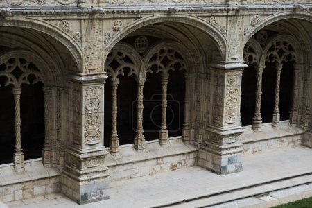 Foto de Una parte de una vista exterior del monasterio de Jerónimos con puertas arqueadas - Imagen libre de derechos