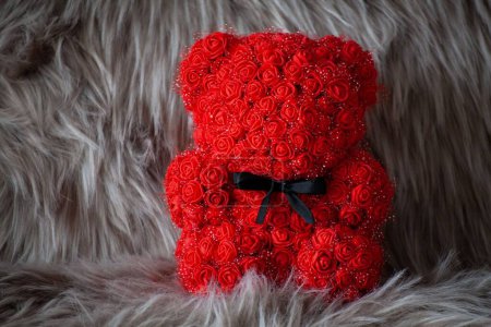 Téléchargez les photos : Ours en peluche fait de roses en cadeau à la Saint-Valentin ou pour montrer de l'amour. - en image libre de droit