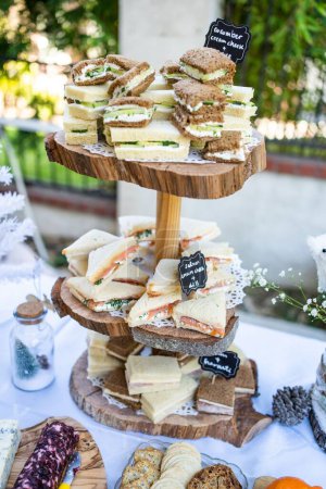 Foto de Un enfoque selectivo del sándwich del club de queso crema en platos de madera - Imagen libre de derechos