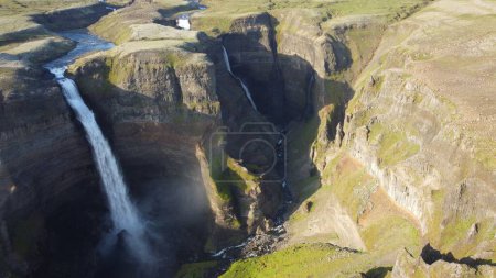 Téléchargez les photos : Un drone tourné au-dessus de la cascade Haifoss en Islande rivière Fossa par une journée ensoleillée - en image libre de droit