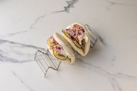 Téléchargez les photos : Les petits pains gua bao cuits à la vapeur servis sur la table en marbre - en image libre de droit