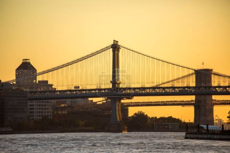 Téléchargez les photos : Une belle vue sur le pont de Manhattan au coucher du soleil à New York, États-Unis. - en image libre de droit