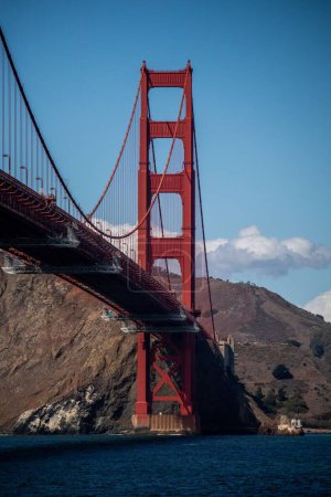 Téléchargez les photos : Un plan vertical du Golden Gate Bridge à San Francisco par une journée ensoleillée - en image libre de droit