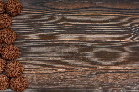 Téléchargez les photos : Une vue de dessus de Brigadeiro brésilienne au chocolat sur une table en bois avec espace de copie - en image libre de droit