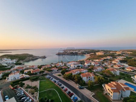 Foto de Un disparo de dron del pequeño pueblo de Arenal d 'en Castell al atardecer en Es Mercadal, Costa Norte de Menorca, España - Imagen libre de derechos