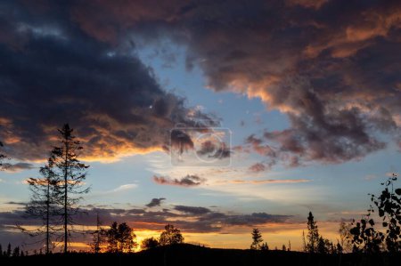 Foto de Una toma escénica de una puesta de sol dramática - Imagen libre de derechos