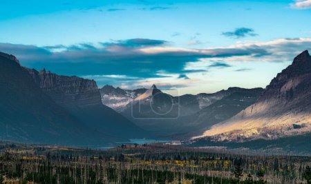 Téléchargez les photos : Une vue aérienne à couper le souffle du parc national des Glaciers sous un beau paysage nuageux dans le Montana - en image libre de droit