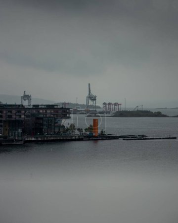 Téléchargez les photos : Vue verticale d'un port avec un ciel nuageux en arrière-plan à Oslo, en Norvège - en image libre de droit