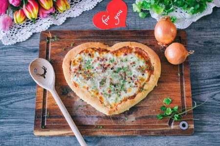 Foto de Corazón de pizza italiana casera para usted de ingredientes frescos. - Imagen libre de derechos