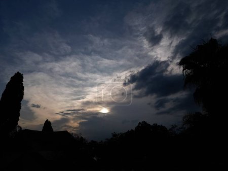 Foto de Un pintoresco plano de sol detrás de nubes oscuras al atardecer en África - Imagen libre de derechos