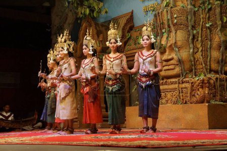 Foto de SIEM REAP, CAMBODIA - 14 de FEB de 2015 - Línea de bailarines apsara actúan en un recital, Siem Reap, Camboya - Imagen libre de derechos