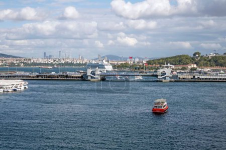 Téléchargez les photos : Une vue en angle élevé des bateaux blancs naviguant dans la mer à Istanbul, Turquie - en image libre de droit