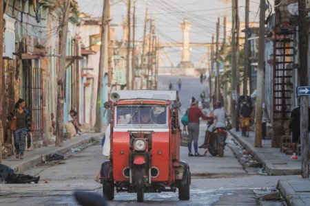 Foto de Barrio marginal de La Marina (el más peligroso) de Matanzas Cuba revendiendo productos en la calle (mercado negro) - Imagen libre de derechos