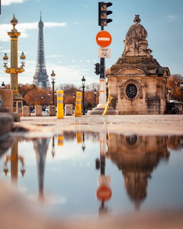Foto de La famosa torre Eiffel en el fondo de la Plaza de la Concordia en París - Imagen libre de derechos