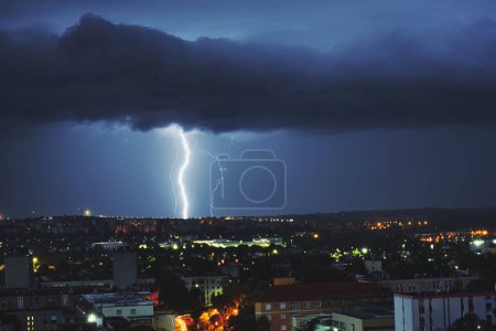 Foto de La tormenta eléctrica sobre la ciudad por la noche - Imagen libre de derechos