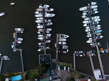 Foto de Una vista aérea de los barcos en el puerto en el tranquilo río Hawkesbury en Brooklyn, Sydney - Imagen libre de derechos