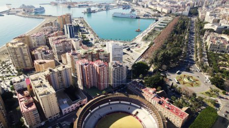 Foto de Una toma aérea de la Plaza de Toros y edificios circundantes en Málaga, España. - Imagen libre de derechos