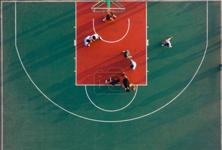 Foto de Una vista aérea de una cancha de baloncesto y los jóvenes jugando el juego - Imagen libre de derechos