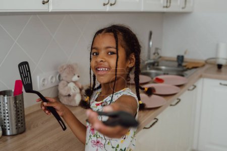 Foto de Un primer plano de una chica con electrodomésticos de cocina en la cocina - Imagen libre de derechos