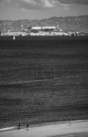 Téléchargez les photos : Une île Alcatraz dans la baie de San Francisco, en noir et blanc - en image libre de droit