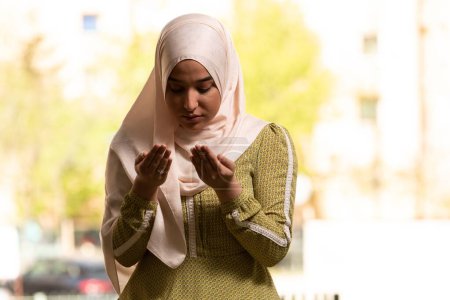 Téléchargez les photos : Portrait d'une femme musulmane humble qui prie en paix dans une mosquée - en image libre de droit