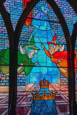 Téléchargez les photos : Une belle vue sur la fenêtre dans le Château de la Belle au Bois Dormant à Disneyland à Paris, France - en image libre de droit