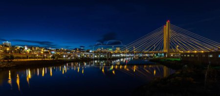 Téléchargez les photos : Vue panoramique d'un beau pont au-dessus du lac à Tacoma, USA - en image libre de droit