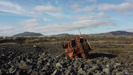 Foto de Un viejo naufragio oxidado en la costa de Grindavik en Islandia - Imagen libre de derechos