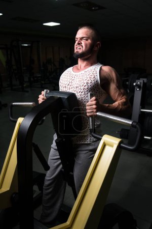 Photo for A vertical portrait of an attractive fitness model working out at the gym - Royalty Free Image