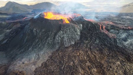 Un paisaje de relámpago en erupción Volcán Mauna Loa en Hawai con humo y cielo nebuloso