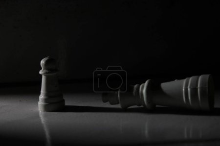 Foto de Un primer plano en escala de grises de piezas de ajedrez sobre la mesa sobre un fondo oscuro - Imagen libre de derechos