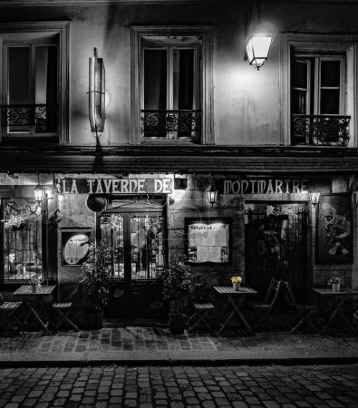 Foto de La taberna de Montmartre en las calles empedradas de París, Francia - Imagen libre de derechos