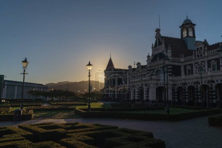 Téléchargez les photos : Vue panoramique de la gare de Dunedin en Nouvelle-Zélande au lever du soleil - en image libre de droit