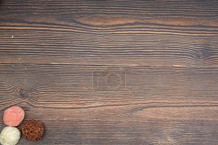 Téléchargez les photos : Une vue de dessus de chocolat Brigadeiro brésilien, Beiginho et Bicho de Pe sur une table en bois avec espace de copie - en image libre de droit