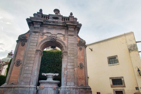 Téléchargez les photos : Une fontaine Neptune avec statue Neptune tombée à Queretaro - en image libre de droit