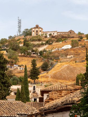 Téléchargez les photos : Plan vertical d'une chapelle sur une colline de Grenade, Espagne. - en image libre de droit