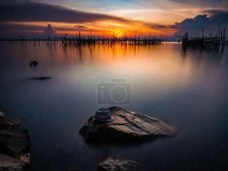 Téléchargez les photos : Un long plan d'exposition d'un beau coucher de soleil sur le lac Songkhla en Thaïlande. - en image libre de droit