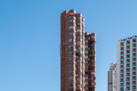 Téléchargez les photos : Un immeuble moderne de plusieurs étages dans un quartier résidentiel. Logement à Benidorm, Espagne - en image libre de droit