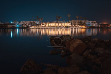 Téléchargez les photos : Une belle longue exposition de la lagune El Gouna avec vue sur un hôtel la nuit - en image libre de droit