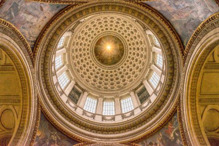 Téléchargez les photos : Vue en angle bas du plafond du Panthéon à Paris, France - en image libre de droit