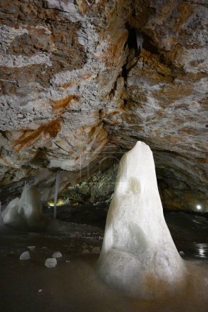 Téléchargez les photos : Un plan vertical de la grotte de glace de Dobshinskaya à Dobsina, Slovaquie - en image libre de droit