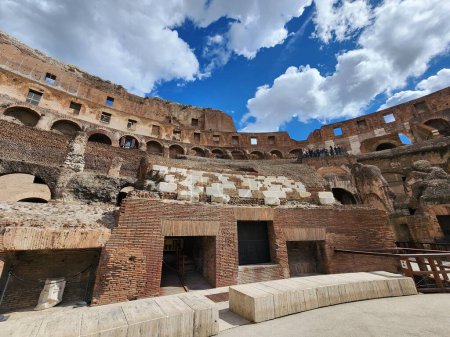 Téléchargez les photos : Le Colisée de Rome, Italie contre le ciel nuageux - en image libre de droit