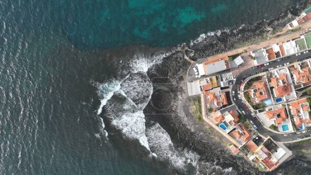 Téléchargez les photos : Un plan aérien du rivage couvert de bâtiments et entouré par la mer - en image libre de droit