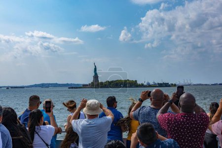 Téléchargez les photos : Les gens qui prennent des photos de la Statue de la Liberté en ferry - en image libre de droit
