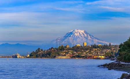 Téléchargez les photos : Une belle vue sur le lac près du Mont Rainier à Tacoma, États-Unis - en image libre de droit