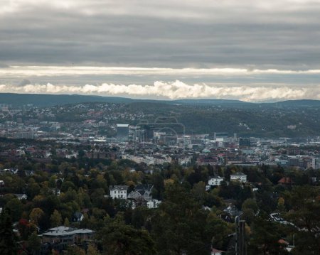 Foto de Una vista aérea del paisaje urbano con un cielo nublado al fondo, Oslo, Noruega - Imagen libre de derechos